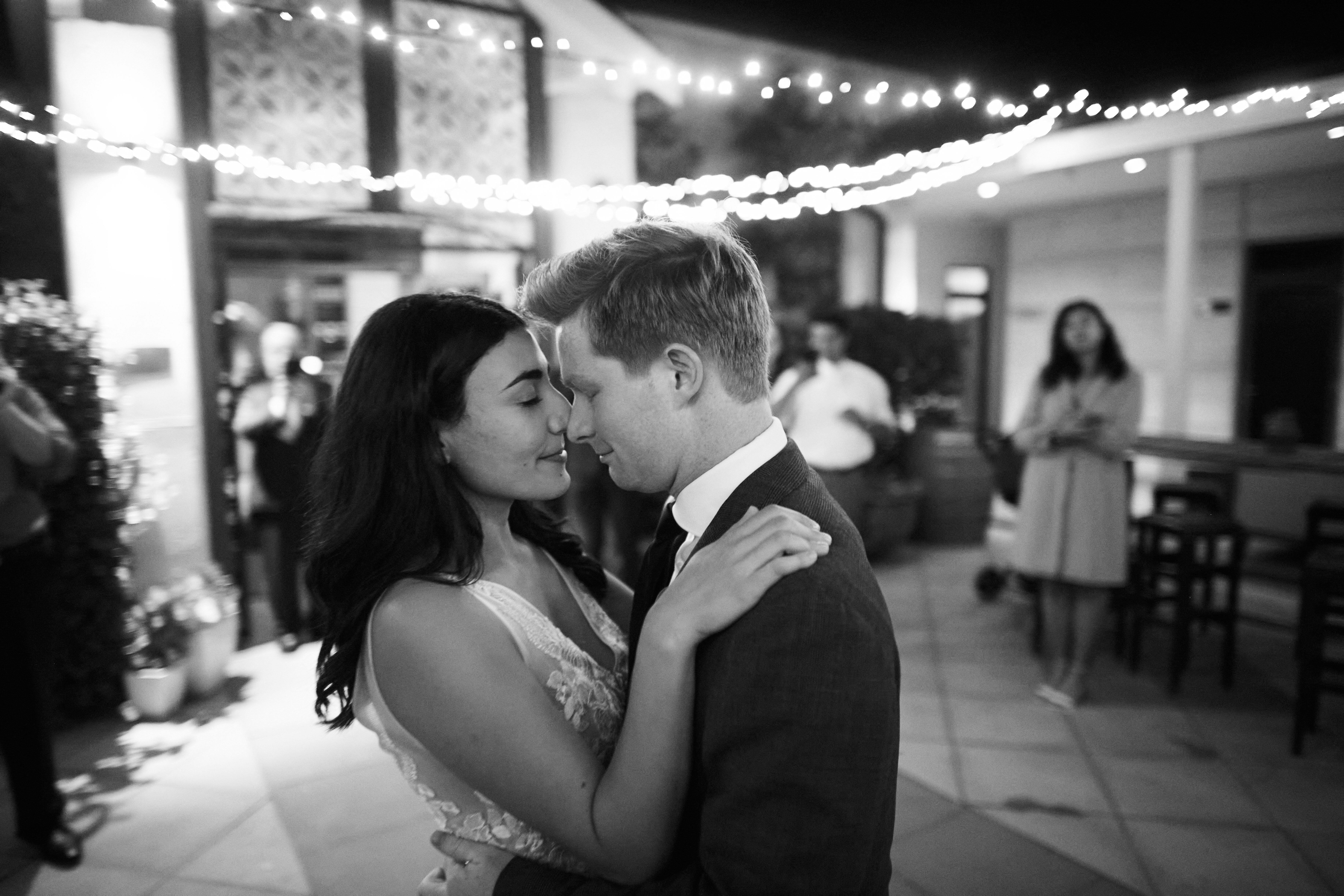 Wedding courtyard reception firstdance katherinerob jamesbennet